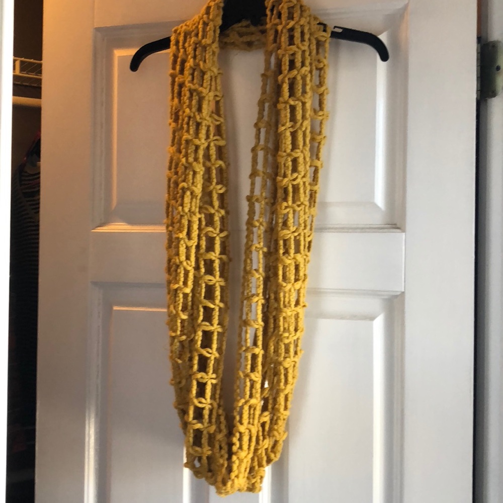 Yellow gold knitted scarf